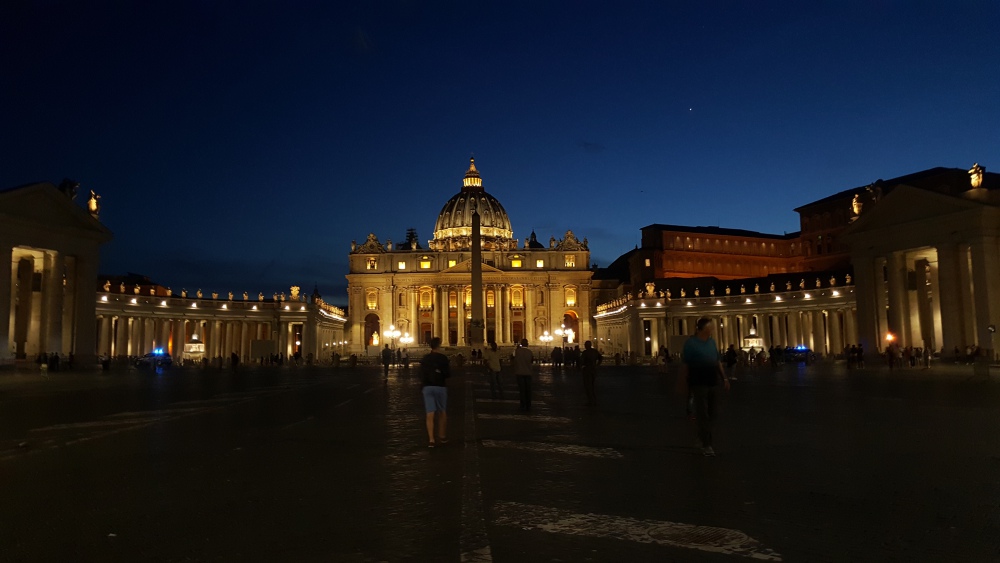 St. Peter's Cathedral at night | The Italian Wanderer